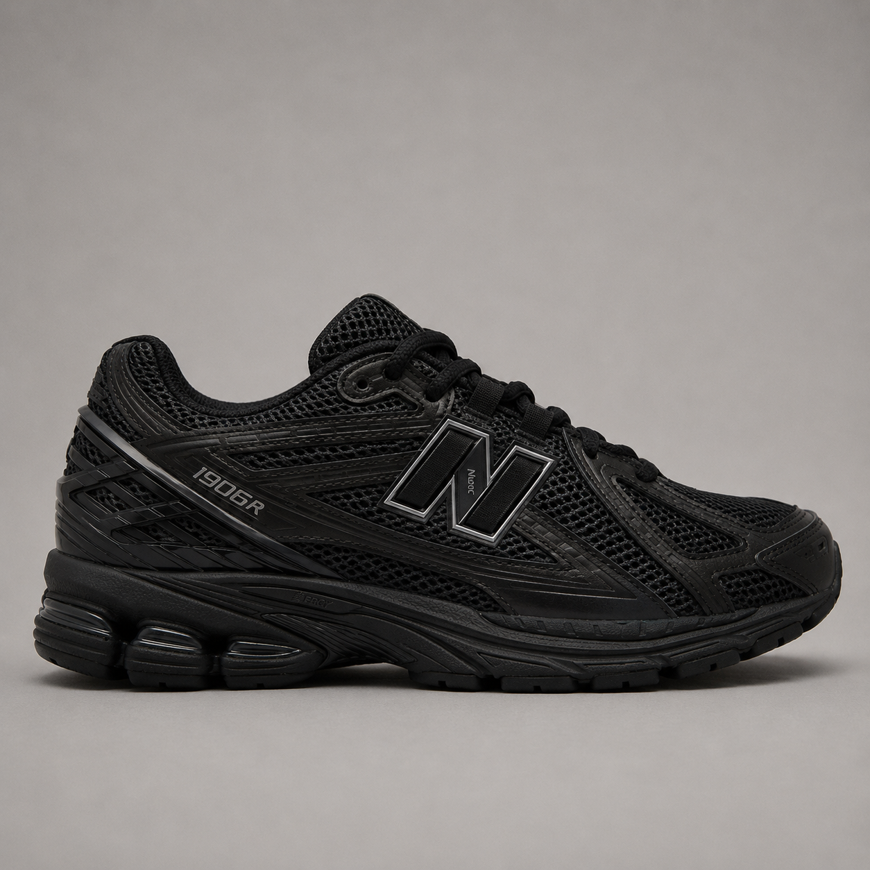 1906R Triple Black – Noir Total