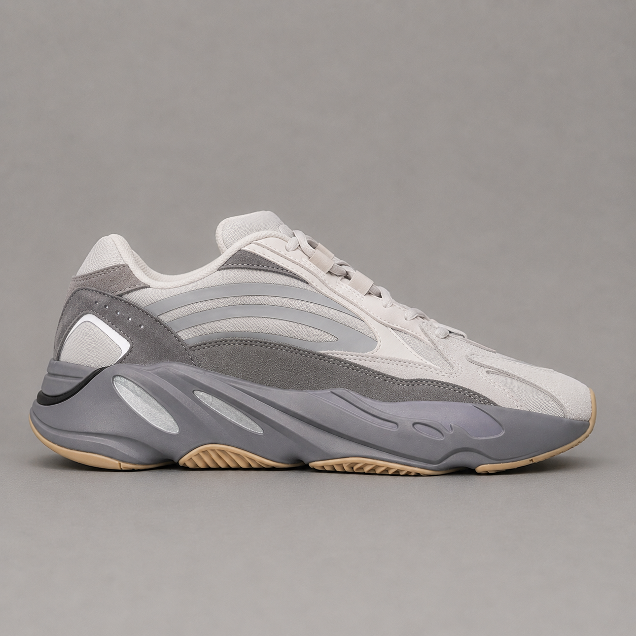 Yeezy Boost 700 V2 Static – Gris Clair / Blanc Cassé / Gum
